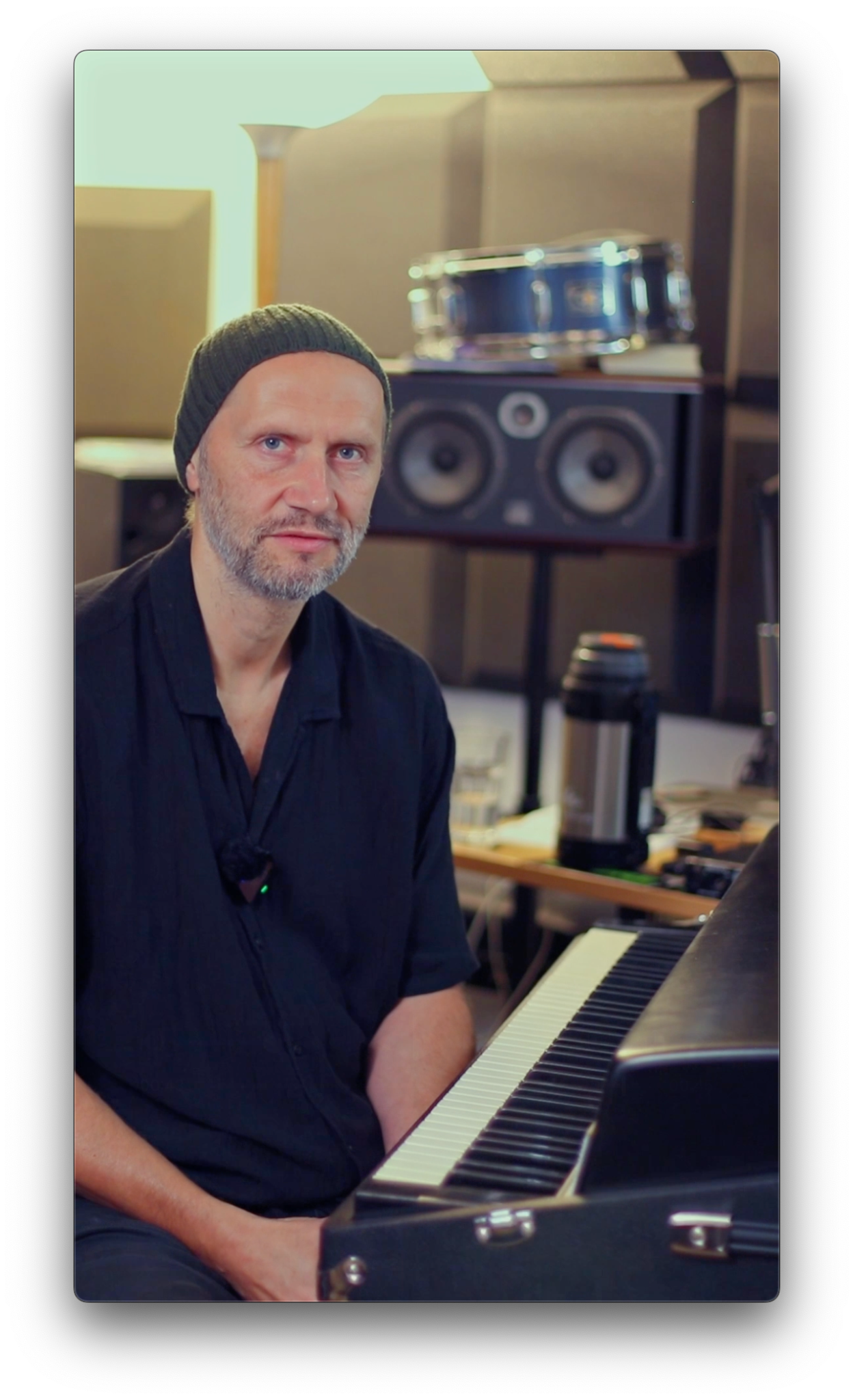 Bartłomiej Gasiul przy instrumencie klawiszowym